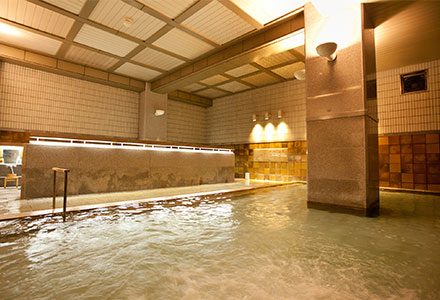 Traditional crystal bathtub