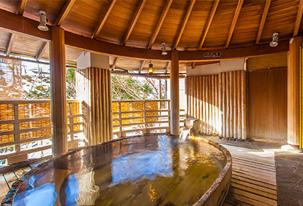 Barrel-shaped outdoor bathtub